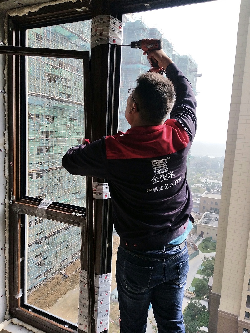 鋁包木門窗安裝現場