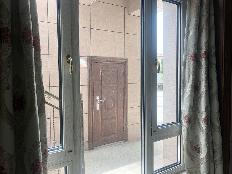 隔音鋁包木門窗現(xiàn)場實拍