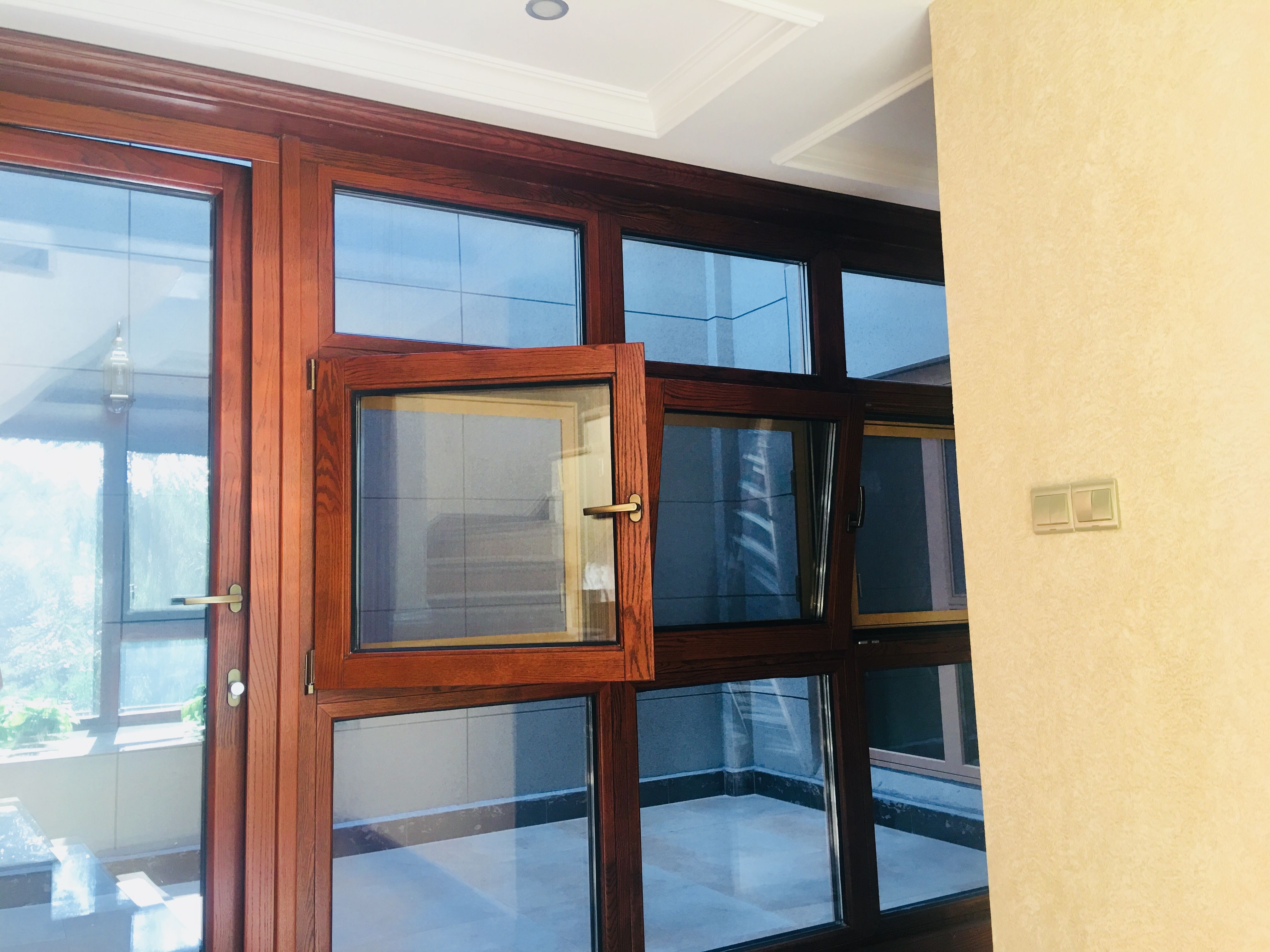 鋁包木門窗