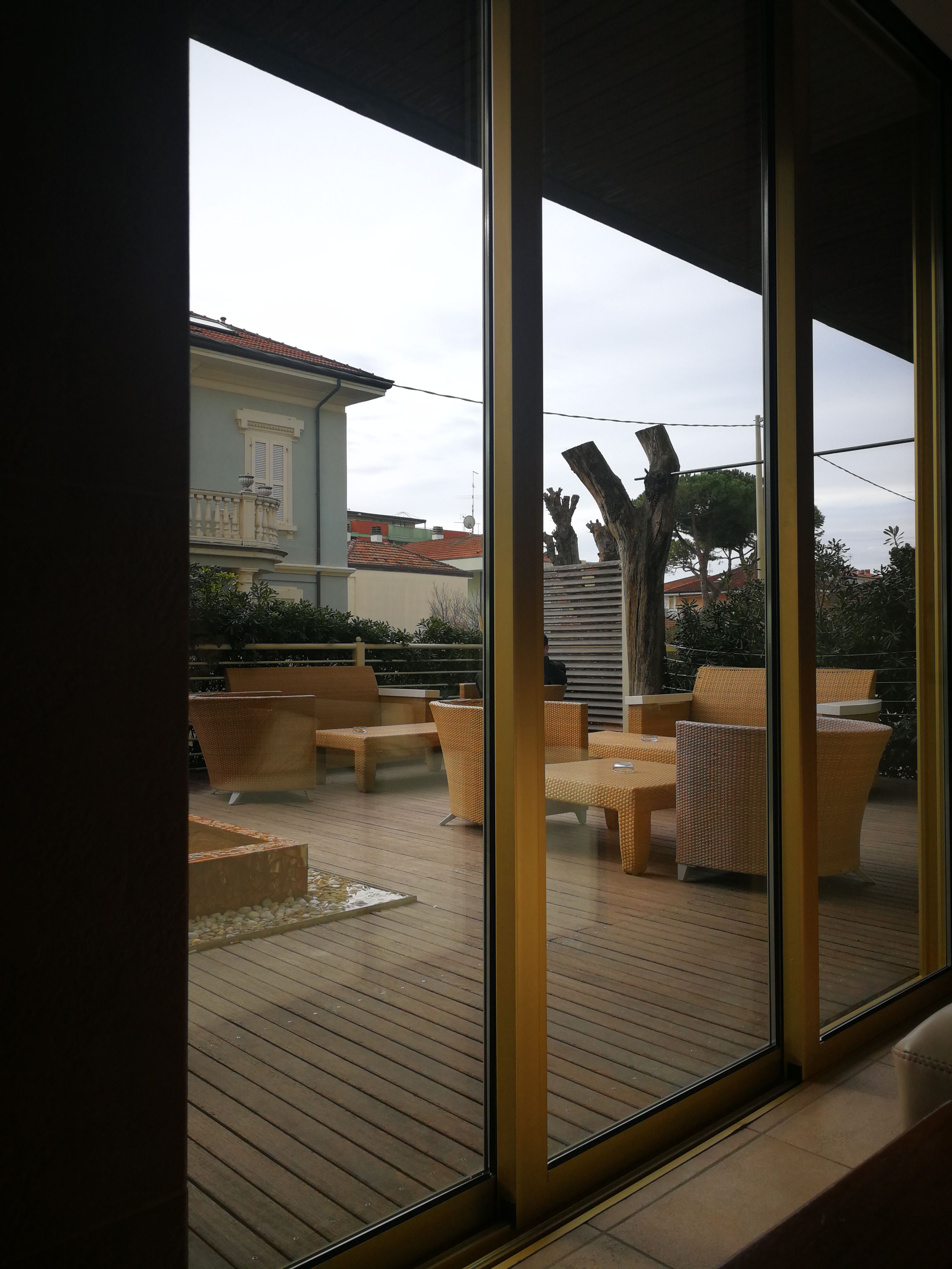 鋁木陽(yáng)臺(tái)移門(mén)奢華享受只為你